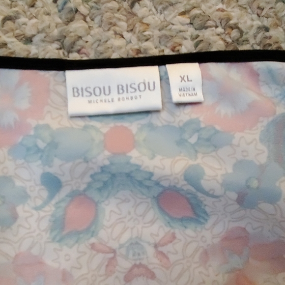 Silky psychedelic Bisou Bisou top | XL - Picture 3 of 3